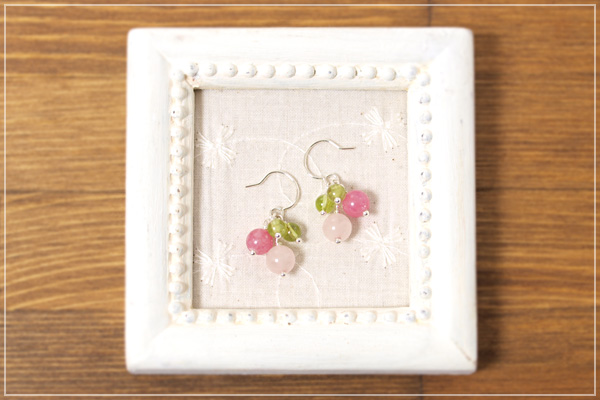 ローズクォーツ+アルゼンチン産ロードクロサイト+ペリドット花*花ピアス・イヤリング