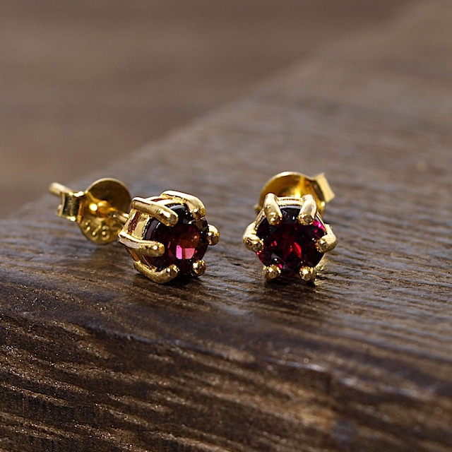 【限定】ロードライトガーネット爪留めスタッドピアス（K18GP）