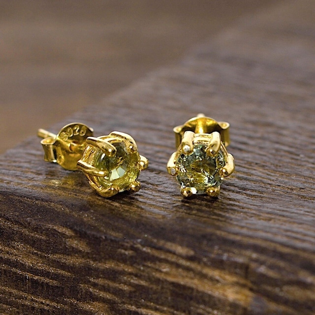 【限定】グリーンサファイアK18GP爪留めスタッドピアス