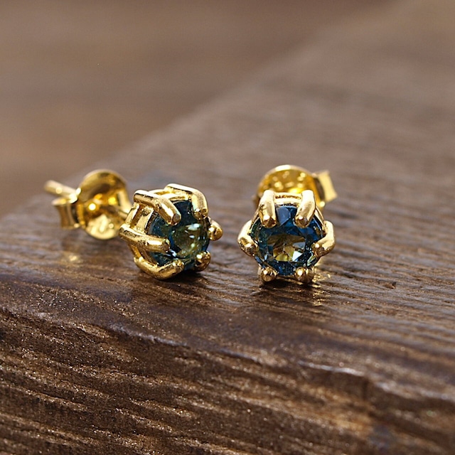 【限定】ロンドンブルートパーズ爪留めスタッドピアス（K18GP）