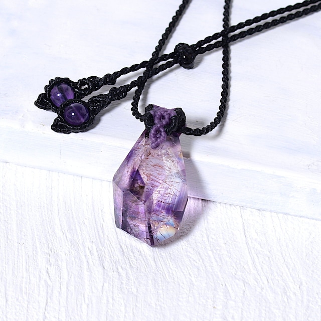 【一点物】アメジストエレスチャルタンブルを下げたマクラメネックレスNo.2