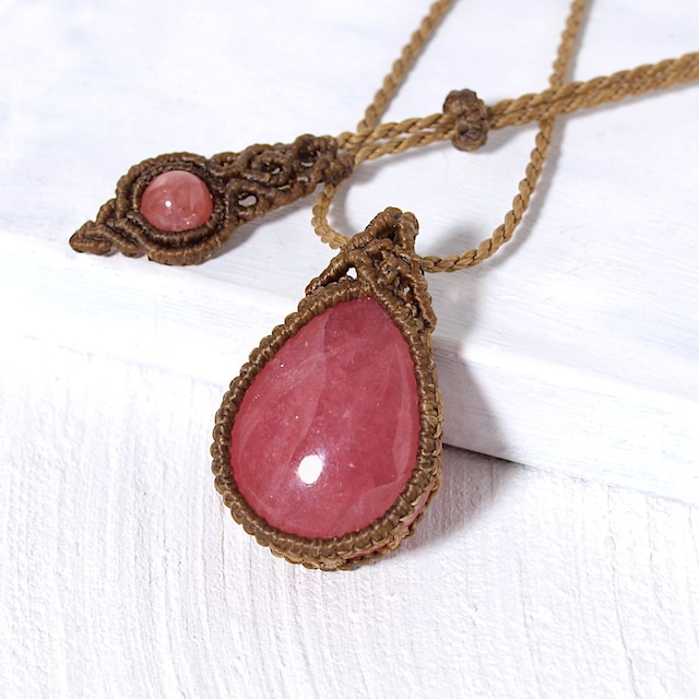 【一点物】アルゼンチン産ロードクロサイトのドロップルースを包んだマクラメネックレスNo.6