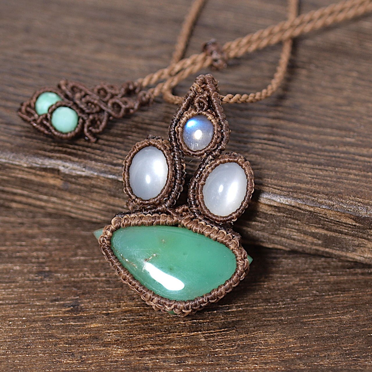 【一点物】ペリステライト＋ムーンストーン＋クリソプレーズ連結マクラメネックレス