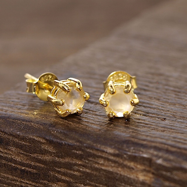 【限定】ムーンストーン爪留めスタッドピアス（K18GP）