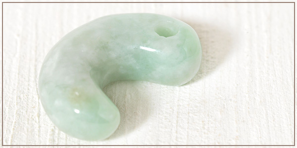 ミャンマー産本翡翠古代勾玉No.4
