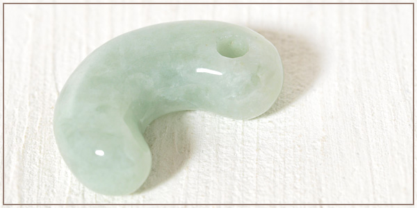 ミャンマー産本翡翠古代勾玉No.6