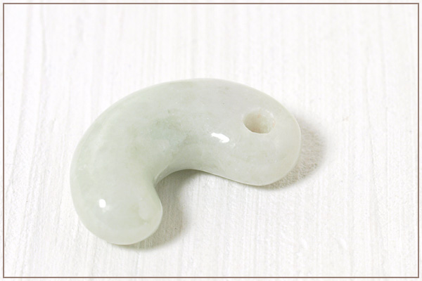 ミャンマー産本翡翠古代勾玉No.2
