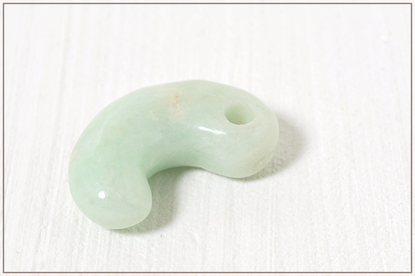 ミャンマー産本翡翠古代勾玉No.4