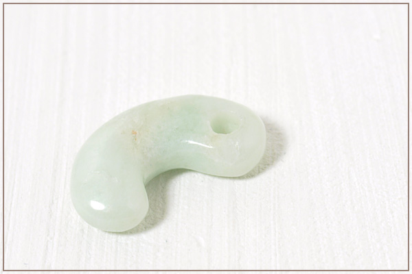 ミャンマー産本翡翠古代勾玉No.5