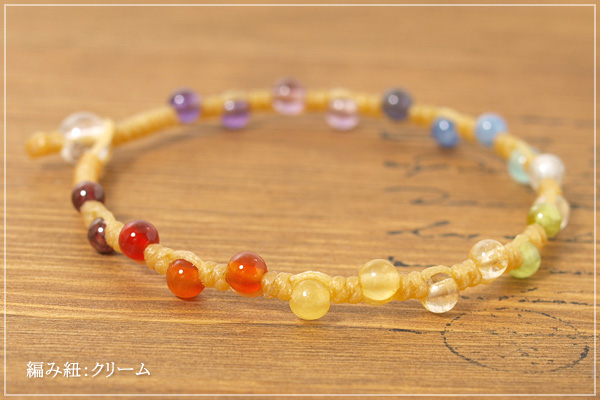 虹色ストーン＋ヒマラヤ産水晶４ミリ玉つゆマクラメブレスレット